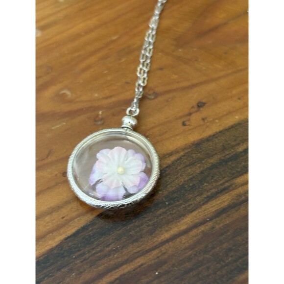 Vintage AVON Silvertone White Pink Purple HIBISCUS FLOWER Cameo Pendant Necklace - Picture 7 of 15